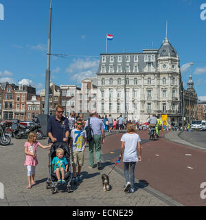 AMSTERDAM, circa agosto 2014: turisti camminando sul centro città. Ogni anno da circa 4 milioni di turisti. Foto Stock