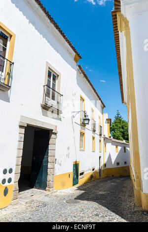 Street a Evora, Portogallo. Dal 1996, evora è dichiarata patrimonio mondiale dall' UNESCO Foto Stock