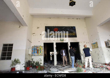 Vista la distruzione dei locali di esercito di scuola pubblica che è stato attaccato dai militanti talebani Warsak sulla strada, nella città di Peshawar Mercoledì, Dicembre 17, 2014. Il Pakistan ha cominciato a tre giorni di lutto il 17 dicembre per i 132 bambini e nove personale scolastico uccisi nel sempre più letali attacchi da parte dei talebani martedì presso un esercito scuola pubblica situata sulla strada Warsak, nella città di Peshawar. I Talebani pakistani hanno rivendicato la responsabilità per l'attacco. Foto Stock