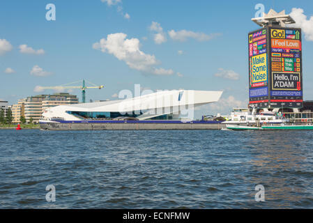 AMSTERDAM, circa agosto 2014: tipico paesaggio con le barche nel porto circa agosto 2014 in Amsterdam Foto Stock