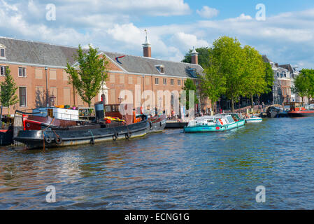 AMSTERDAM, circa agosto 2014: tipico paesaggio con le barche nel porto circa agosto 2014 in Amsterdam Foto Stock