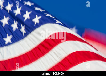 Primo piano della porzione della bandiera americana contro il cielo blu Foto Stock