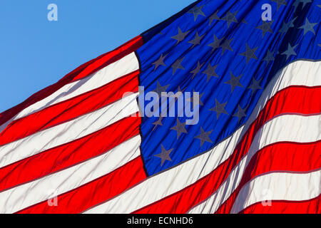 Primo piano della porzione della bandiera americana contro il cielo blu Foto Stock