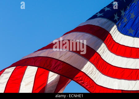 Primo piano della porzione della bandiera americana contro il cielo blu Foto Stock