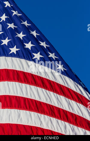 Primo piano della porzione della bandiera americana contro il cielo blu Foto Stock