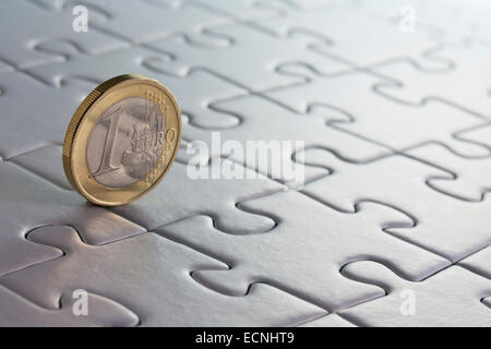 1 Euro moneta su un jigsaw-puzzle Foto Stock