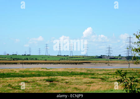 Lune estuario tralicci di energia elettrica Foto Stock