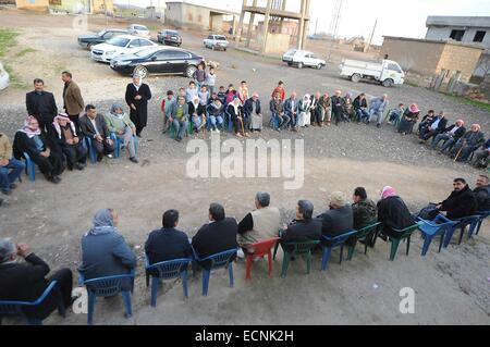 Suruc, Turchia. Xvii Dec, 2014. La famiglia del Sig. Hermi sono più venire con il dolore per la sua morte. La famiglia e la comunità curda piangono la morte di Hermi Ali a 50 anno vecchio combattente YPG morto ieri. Il sig. Hermi era in ospedale per 18 giorni prima di morire da un fatale attentato alla bomba vicino al confine della Turchia durante il combattimento in Kobane Siria su Novembre 29th. Una tradizionale cerimonia curdo chiamato Hewari era tenuto in Akweran vicino al confine dove la comunità si siedono e pagare i loro rispetti alla famiglia. Credito: Gail Orenstein/ZUMA filo/Alamy Live News Foto Stock