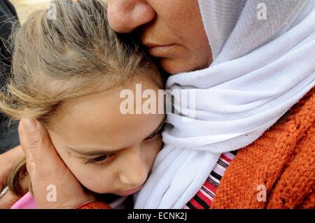 Suruc, Turchia. Xvii Dec, 2014. La famiglia del Sig. Hermi sono più venire con il dolore per la sua morte. La famiglia e la comunità curda piangono la morte di Hermi Ali a 50 anno vecchio combattente YPG morto ieri. Il sig. Hermi era in ospedale per 18 giorni prima di morire da un fatale attentato alla bomba vicino al confine della Turchia durante il combattimento in Kobane Siria su Novembre 29th. Una tradizionale cerimonia curdo chiamato Hewari era tenuto in Akweran vicino al confine dove la comunità si siedono e pagare i loro rispetti alla famiglia. Credito: Gail Orenstein/ZUMA filo/Alamy Live News Foto Stock