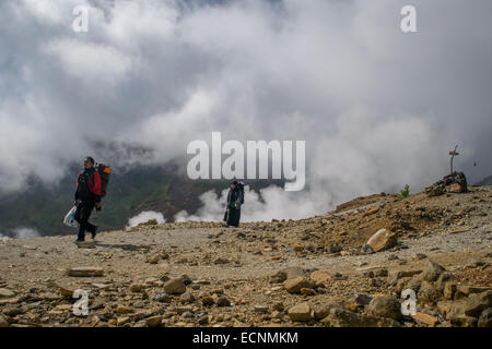 Scalatori che camminano lungo la dorsale caldera del Monte Papandayan. Foto Stock