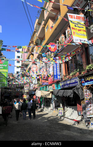 Scena di strada con bancarelle di souvenir e negozi, quartiere di Thamel, città di Kathmandu, Nepal, Asia. Foto Stock