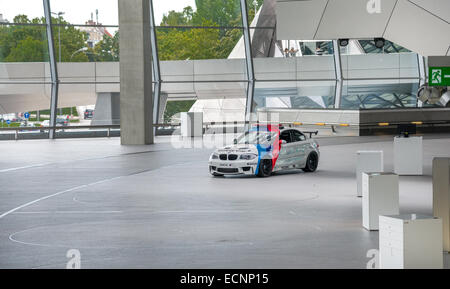 Monaco di Baviera, circa agosto 2014: BMW Welt interno e test in pista circa agosto 2014 a Monaco di Baviera Foto Stock