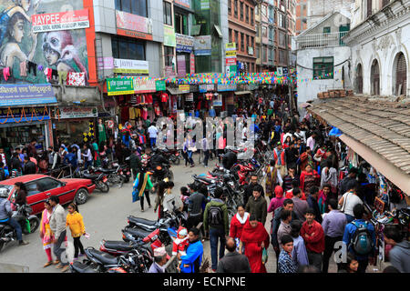 Scena di strada con bancarelle di souvenir e negozi, quartiere di Thamel, città di Kathmandu, Nepal, Asia. Foto Stock