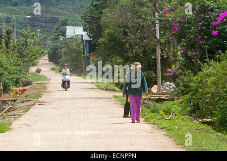 Villaggio rurale strada vicino a Da Lat, Vietnam. Foto Stock