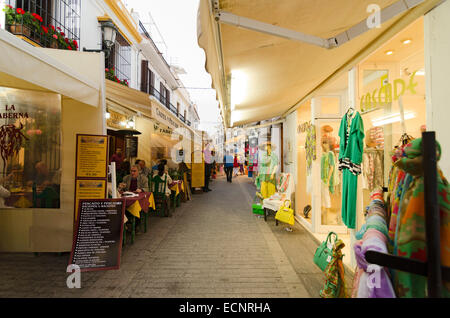 NERJA, MALAGA, Spagna - 17 Aprile 2013: persone che passeggiano al tramonto lungo la zona pedonale piena di divertimenti in Foto Stock