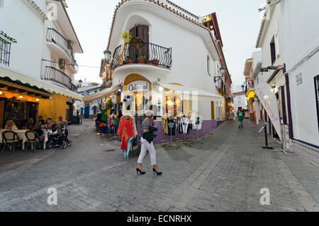 NERJA, MALAGA, Spagna - 17 Aprile 2013: persone che passeggiano al tramonto lungo la zona pedonale piena di divertimenti in Foto Stock