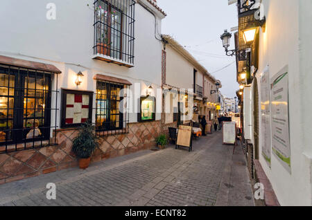 NERJA, MALAGA, Spagna - 17 Aprile 2013: persone che passeggiano al tramonto lungo la zona pedonale piena di divertimenti in Foto Stock