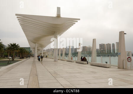 MALAGA, Spagna - 18 Aprile 2013: persone che passeggiano fino al nuovo lungomare con un pergolato a Muelle Onu nel porto di Malaga, Andalu Foto Stock