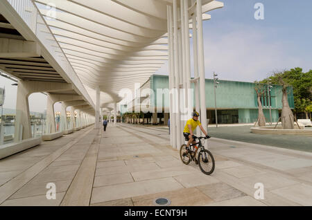 MALAGA, Spagna - 18 Aprile 2013: persone che passeggiano fino al nuovo lungomare con un pergolato a Muelle Onu nel porto di Malaga, Andalu Foto Stock