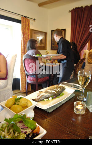 Piatto di pesce nel ristorante presso il muratore di braccia, Cumbria, Regno Unito Foto Stock