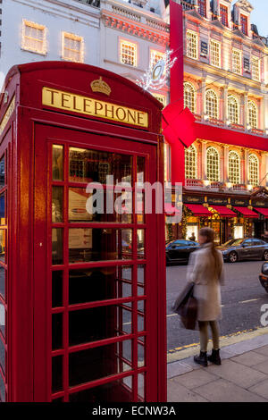Tradizionale in rosso nella casella Telefono e Cartier Store In New Bond Street a Londra, Inghilterra Foto Stock