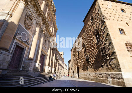 SALAMANCA, Spagna - Febbraio 5,2013: studenti seduti sui gradini della chiesa del clero (Clerecia), di fronte alla casa di S Foto Stock