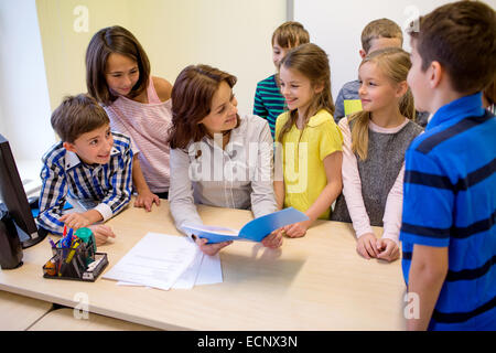 Un gruppo di ragazzi in età scolare con insegnante in classe Foto Stock