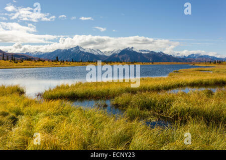 Vista panoramica del lago della manopola e il Chugach Mountains del Matanuska Valley in Alaska centromeridionale in autunno. Foto Stock