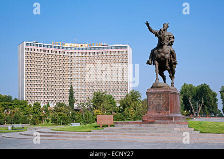 Hotel Uzbekistan e la statua equestre del grande statista e comandante Amir Temur nella capitale Tashkent, Uzbekistan Foto Stock