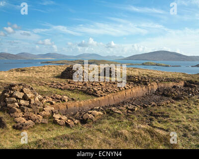 Banca per il taglio di torba lungo la strada vicino a Meavaig sul Nord Harris, Isle of Harris, Ebridi Esterne, Scozia, AGPix 2031 Foto Stock