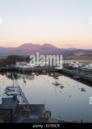 Guardando a nord-est su Porthmadog harbour da Garth Road verso Blaenau Ffestiniog e Snowdonia Foto Stock