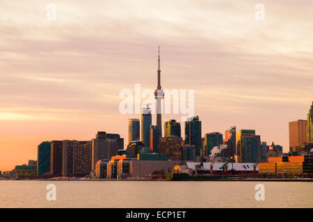 Parte del cielo di Toronto da est al tramonto prese con una lunga esposizione Foto Stock