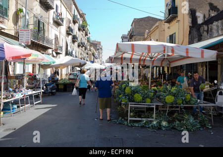 PALERMO, SICILIA, ITALIA - 3 ottobre 2012: gli acquirenti e venditori in una strada del mercato di frutta e verdura, il 3 ottobre 2012 in Foto Stock