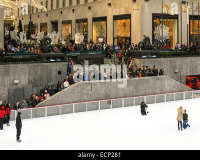 Giovane uomo propone la ragazza, pista di pattinaggio nel Centro Rockefeller, NYC Foto Stock