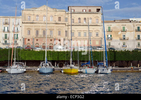 Siracusa, Italia - 29 settembre 2012: la vista della città e cinque yacht ormeggiati al tramonto dal mare Ionio, il 29 settembre 201 Foto Stock