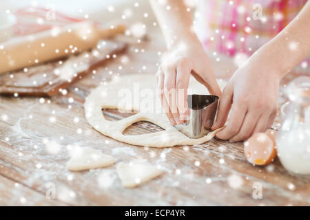 Close up donna mani rendendo i cookie da impasti Foto Stock