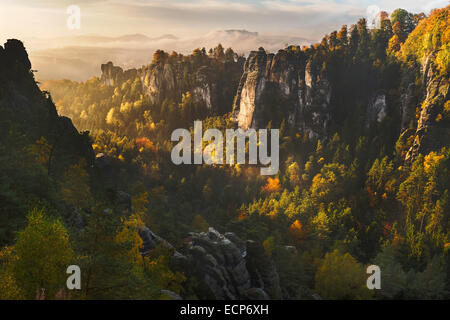 La mattina presto vista in autunno su Elba montagne di arenaria vicino Bastei Swiss Sassonia National Park, in Sassonia, Germania, Europa Foto Stock