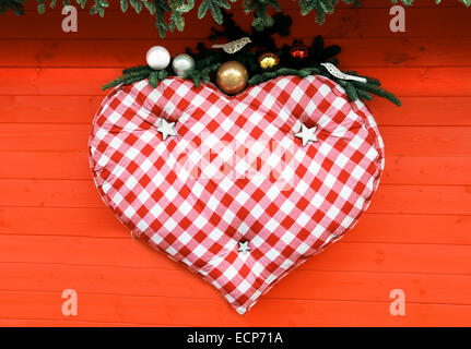 Grande cuore heartBig appeso alla parete rossa da commissioni appeso alla parete rossa da commissioni Foto Stock