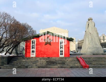 Casa con una stella rossa sulla piazza del teatro di Mosca Foto Stock