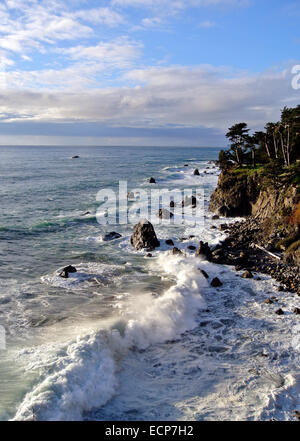 Vista da esalen institue in Big Sur dell'Oceano Pacifico e la costa della California Foto Stock
