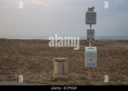 Sea-side-promenade, costa belga, Nieuwpoort, in autunno, cane dei rifiuti di plastica sacchetto dispenser, Foto Stock