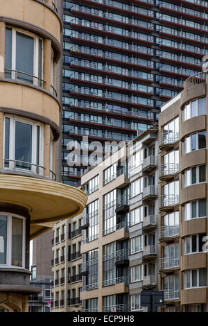 Squallida casa fronti sul lungomare nella località balneare di Nieuwpoort, condomini, residenziale ad alta sorge, Foto Stock