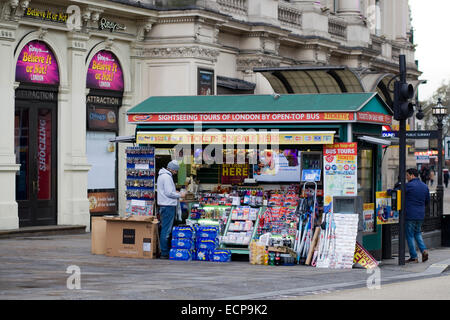 Stallo del mercato vendono souvenir di Londra al di fuori Ripleys crederlo o non Foto Stock