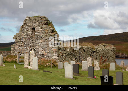 La Norse chiesa di St Olaf, Lunda stoppino, Unst, Shetland è pensato a data da c1200, una delle più antiche chiese in Scozia Foto Stock