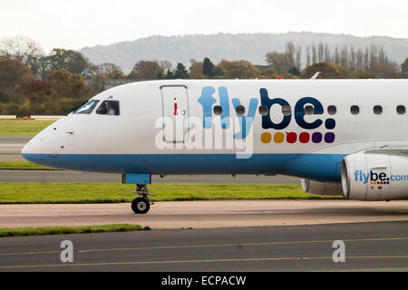 Flybe Embraer 175 rullaggio dopo l'atterraggio all'Aeroporto Internazionale di Manchester. Foto Stock