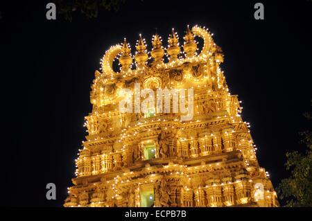 Swami Trinesvara Tempio è illuminato con migliaia di lampadine di notte a Mysore Palace, India Foto Stock