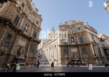 PALERMO, SICILIA, ITALIA - 3 ottobre 2012: una vista della piazza barocca di Quattre Canti il 3 ottobre 2012 a Palermo, Italia Foto Stock