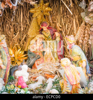 Scena della natività e il Presepe con figure - il Bambino Gesù, Maria e Giuseppe Foto Stock