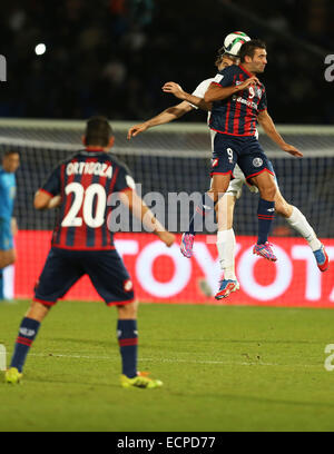 Marrakech, Marocco. Xvii Dec, 2014. FIFA Coppa del Mondo per Club. San Lorenzo rispetto a Auckland City semi-finale. Martin Cauteruccio (9) cancella con la testata © Azione Sport Plus/Alamy Live News Foto Stock