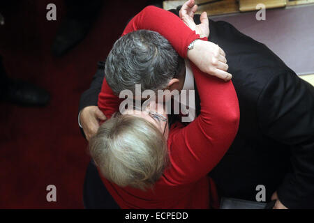 Atene, Grecia. Xvii Dec, 2014. Il leader di estrema destra partito politico Golden Dawn Nikos Michaloliakos (R), è baciata dalla moglie e dal legislatore Eleni Zaroulia durante il primo turno di votazioni per eleggere un nuovo presidente della Repubblica Ellenica presso il Parlamento europeo a Atene, Grecia, Dic 17, 2014. Il Parlamento greco non è riuscito il mercoledì per eleggere un nuovo Presidente della Repubblica ellenica nella teletrasmesso in primo turno di votazione per appello nominale il mercoledì sera. Credito: Marios Lolos/Xinhua/Alamy Live News Foto Stock